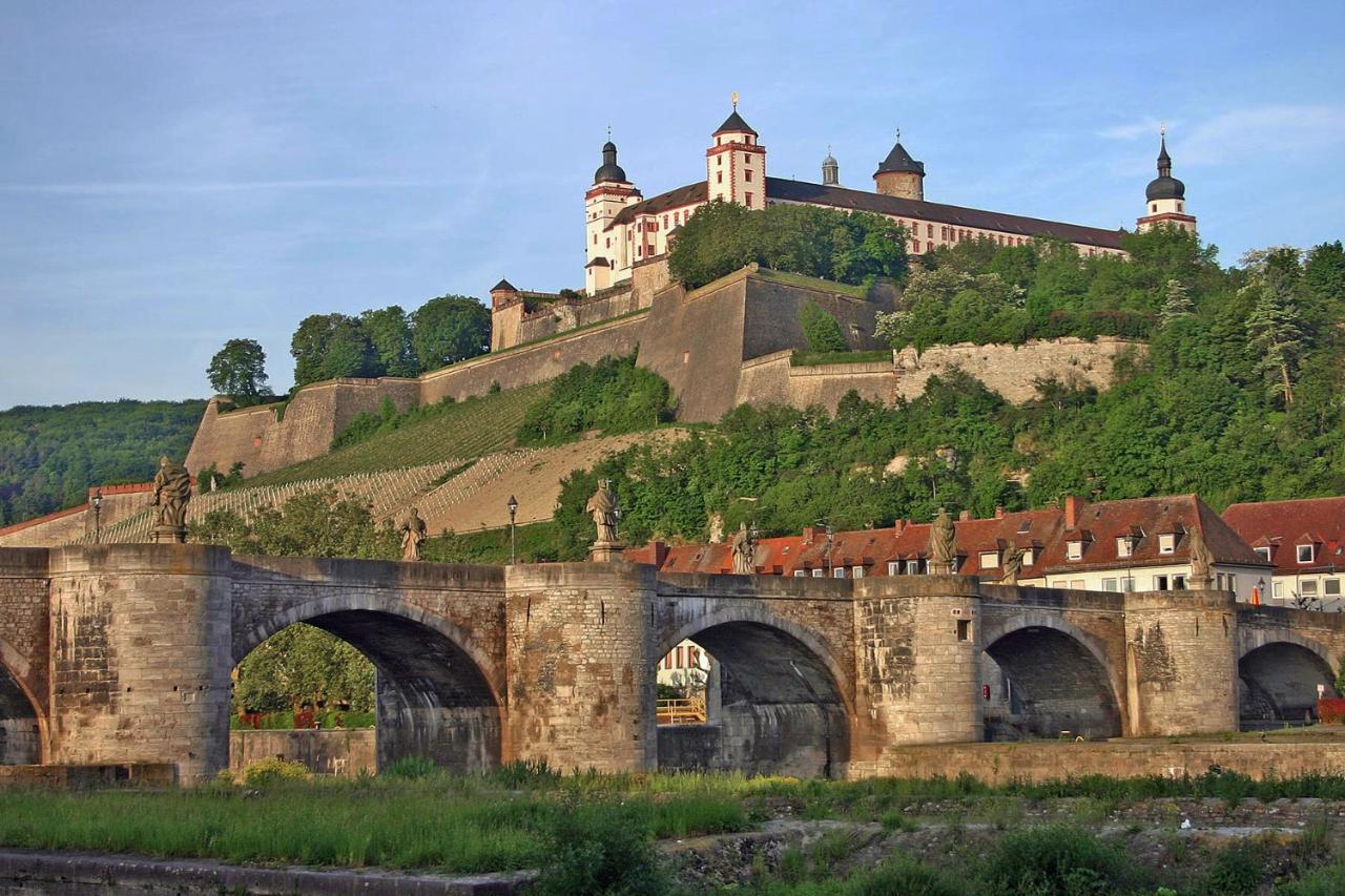 Privatzimmer Nahe Bahnhof Und City Wurzburgo Exterior foto